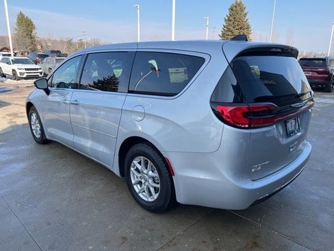 Certified 2024 Chrysler Pacifica Touring-L image 4