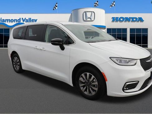 Used 2024 Chrysler Pacifica Select image 1