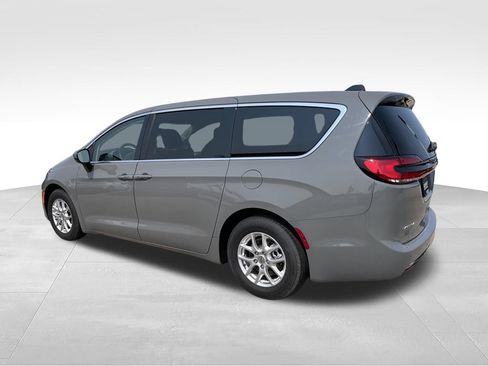 Used 2023 Chrysler Pacifica Touring-L FWD image 6