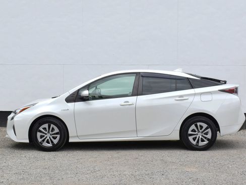 Used 2016 Toyota Prius Two FWD image 9