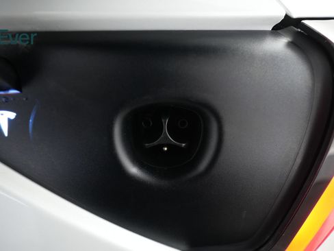 Used 2023 Tesla Model Y Long Range AWD/4WD image 10