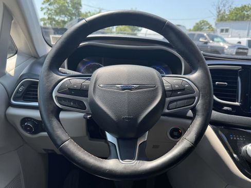 Used 2019 Chrysler Pacifica Touring-L FWD image 12