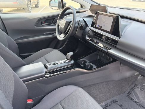 Used 2025 Toyota Prius LE FWD image 10