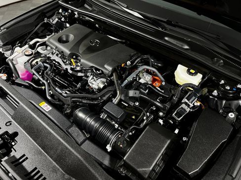 Used 2025 Toyota Camry SE FWD image 11