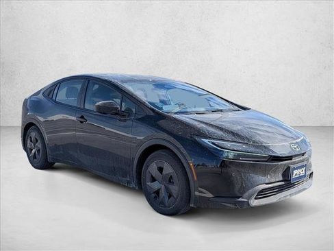 Used 2025 Toyota Prius LE image 3