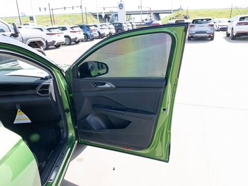 New 2026 Volkswagen Taos SE image 16