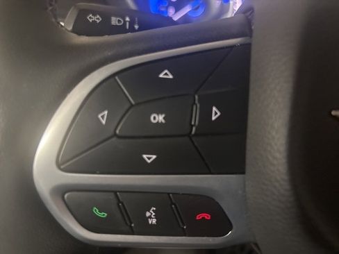 Used 2024 Chrysler Pacifica Touring-L image 32