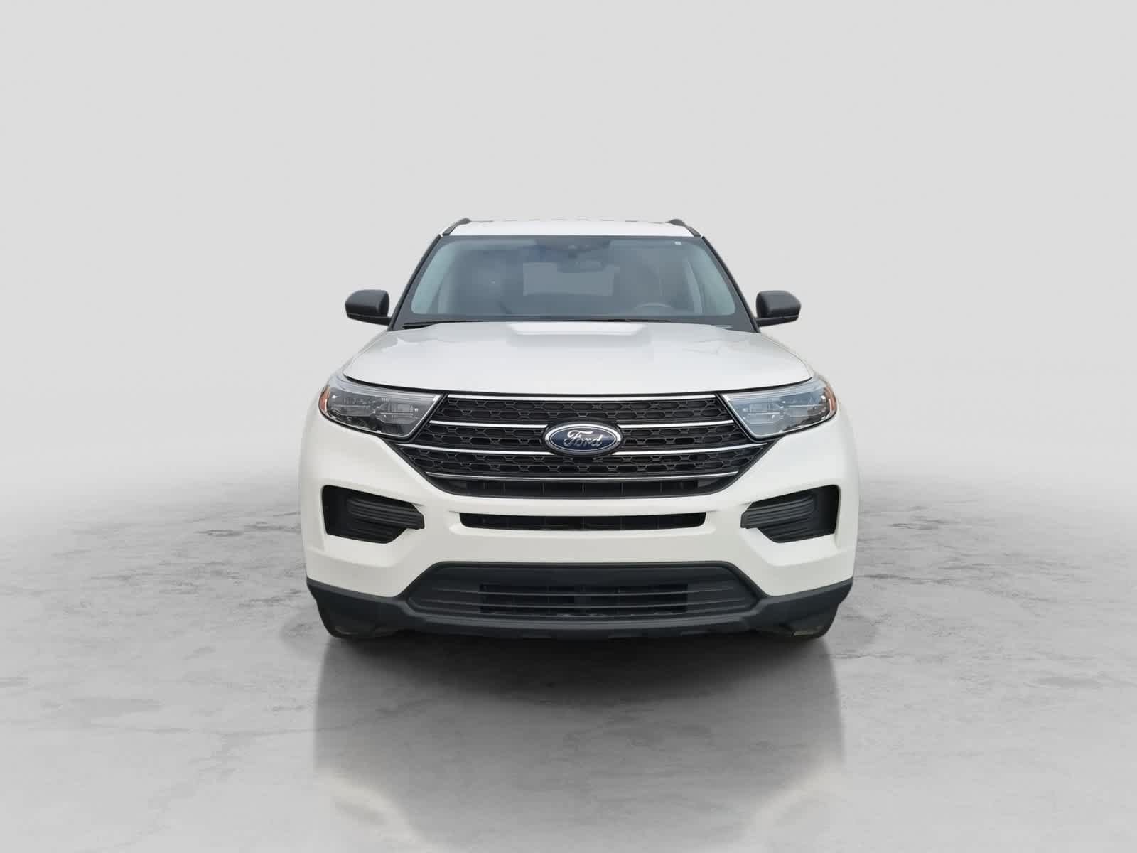 Used 2023 Ford Explorer XLT AWD/4WD image 3