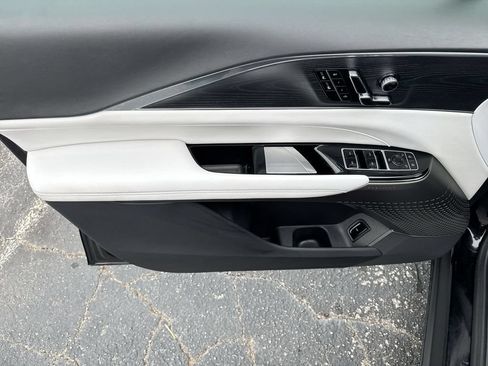 Used 2024 Cadillac Lyriq Luxury RWD image 16