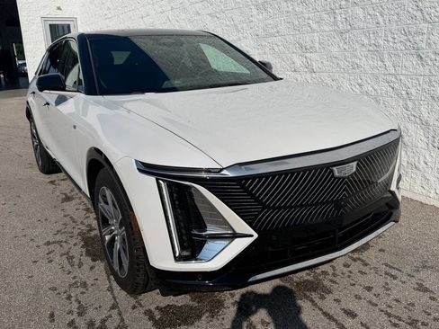 Used 2024 Cadillac Lyriq Luxury AWD/4WD image 4