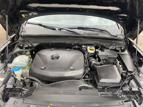 Used 2021 Volvo XC40 T5 R-Design image 16