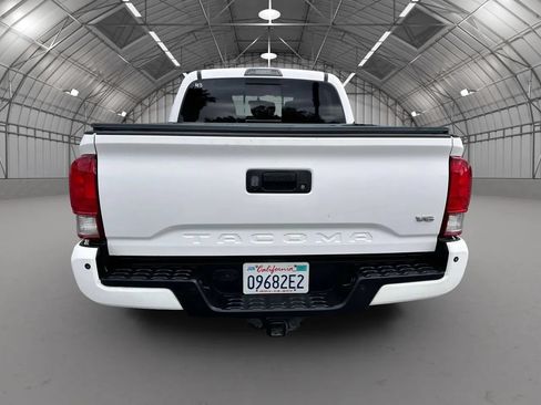 Used 2017 Toyota Tacoma TRD Off-Road RWD image 14