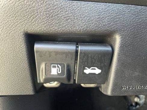 Used 2025 Nissan Versa SV FWD image 33