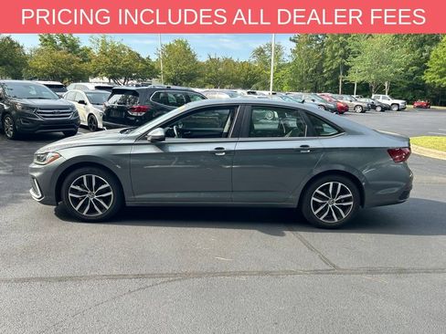 Used 2025 Volkswagen Jetta SE FWD image 4