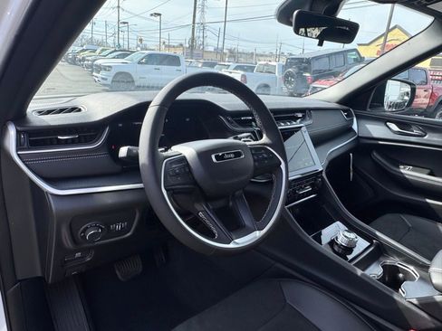 Used 2025 Jeep Grand Cherokee L Altitude image 12