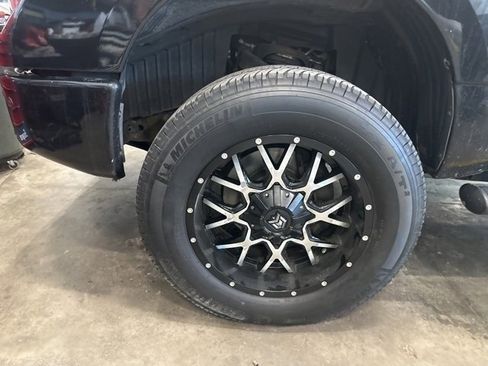 Used 2018 Nissan Titan SV w/ SV Convenience Package image 3