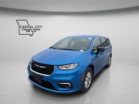 New 2026 Chrysler Pacifica Select image 4