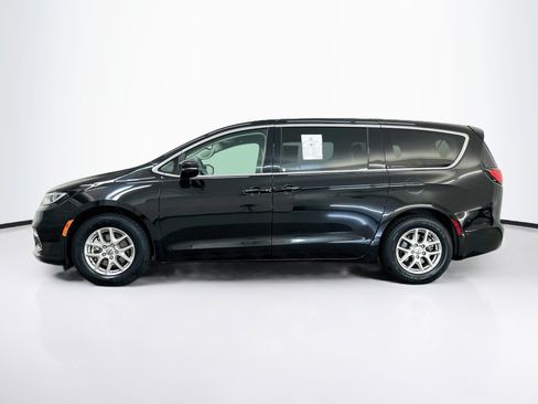 Used 2024 Chrysler Pacifica Touring-L FWD image 4