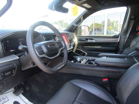 Used 2024 Jeep Wagoneer L Series II w/ Flexible Seating Group image 7