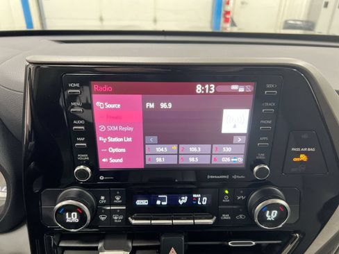 Used 2022 Toyota Highlander LE AWD/4WD image 14