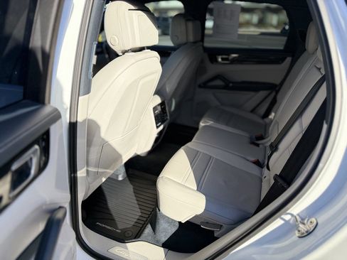 Used 2020 Porsche Cayenne AWD image 23