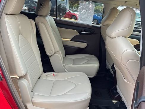Used 2022 Toyota Highlander XLE AWD/4WD image 11