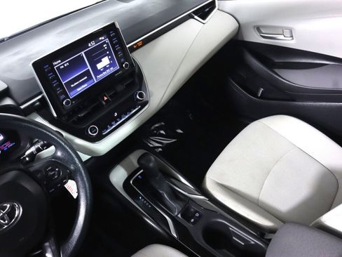 Used 2021 Toyota Corolla LE image 29