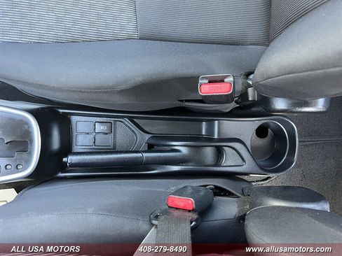 Used 2015 Toyota Yaris L image 29