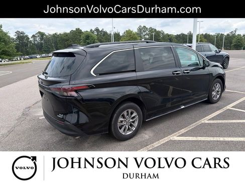 Used 2024 Toyota Sienna XLE FWD image 15