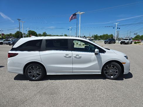 New 2026 Honda Odyssey Touring image 6