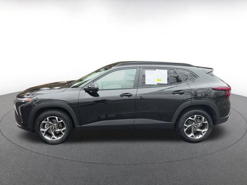 Used 2025 Chevrolet Trax LT image 8