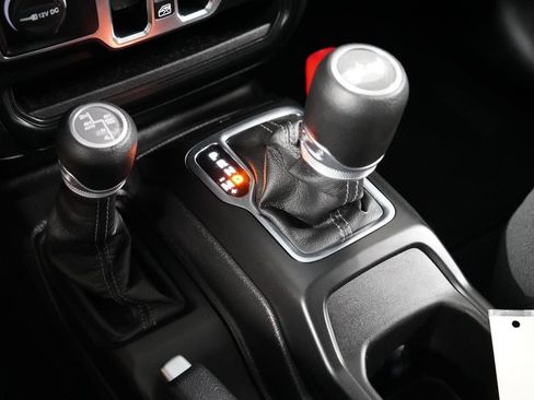 Used 2025 Jeep Wrangler Unlimited Sahara AWD/4WD image 12