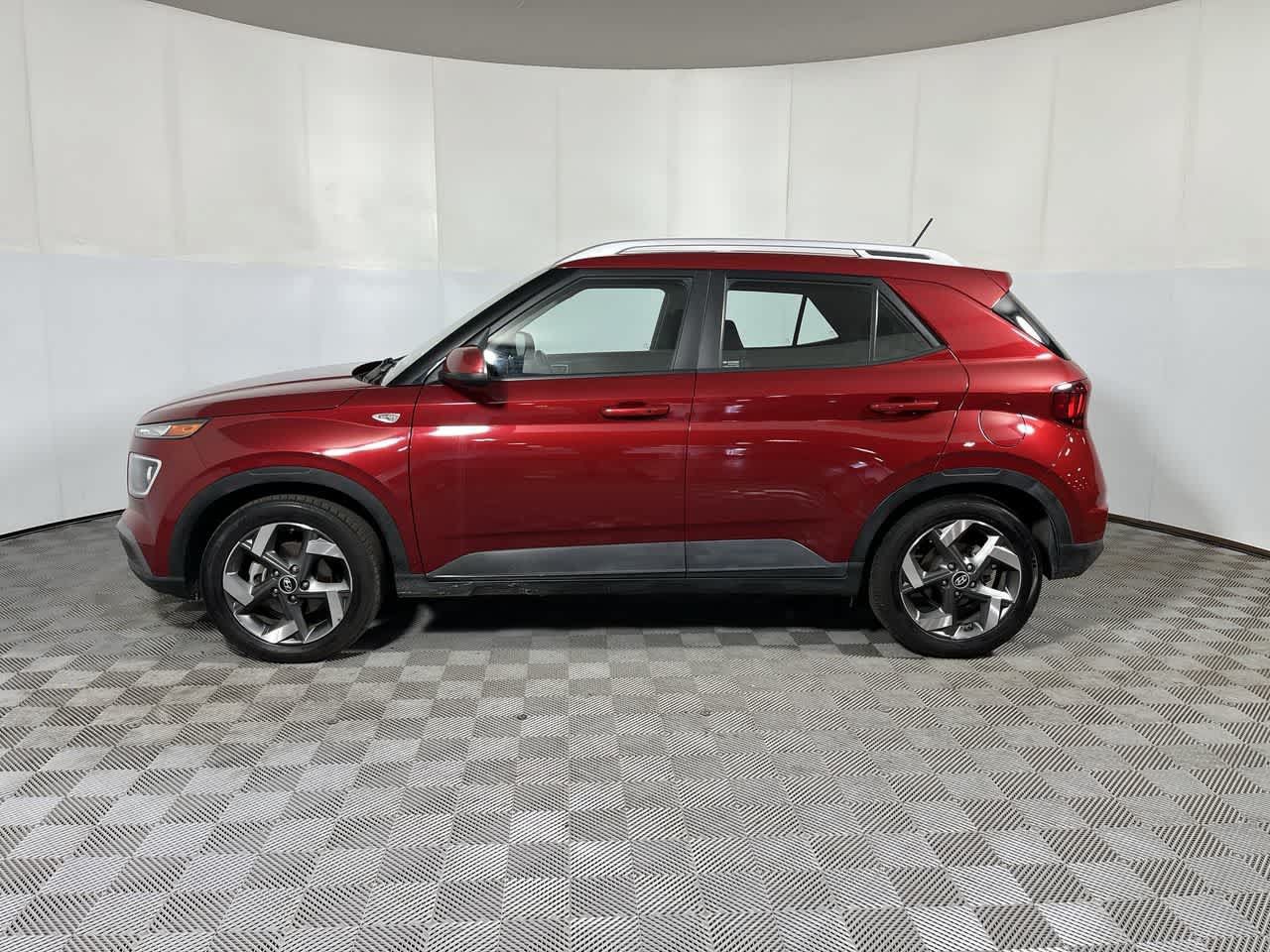 Used 2025 Hyundai Venue SEL FWD image 5