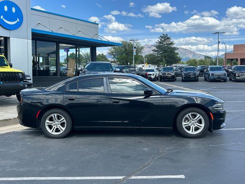 Used 2017 Dodge Charger SE RWD image 2
