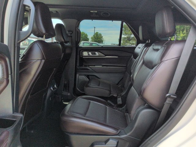 Used 2025 Ford Explorer Platinum RWD image 17
