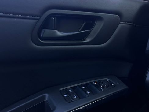 Used 2025 Nissan Pathfinder SV image 22