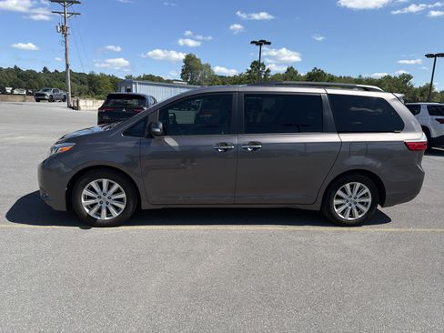 Used 2017 Toyota Sienna Limited FWD image 12