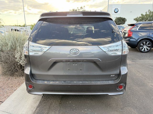 Used 2017 Toyota Sienna SE Premium FWD image 5