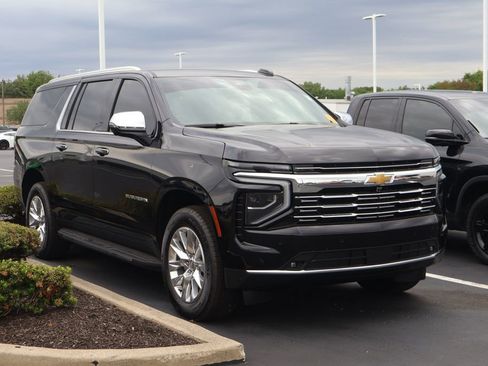 Used 2025 Chevrolet Suburban Premier AWD/4WD image 3