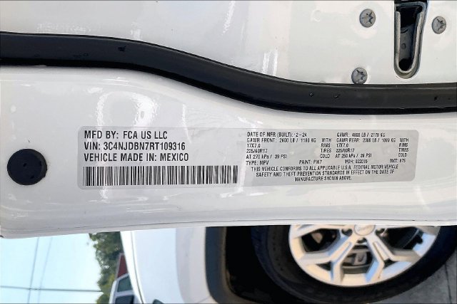 Used 2024 Jeep Compass Latitude AWD/4WD image 18