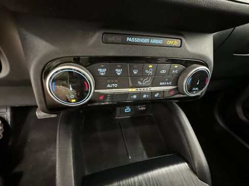 Used 2022 Ford Escape SE w/ SE Sport Appearance Package image 17