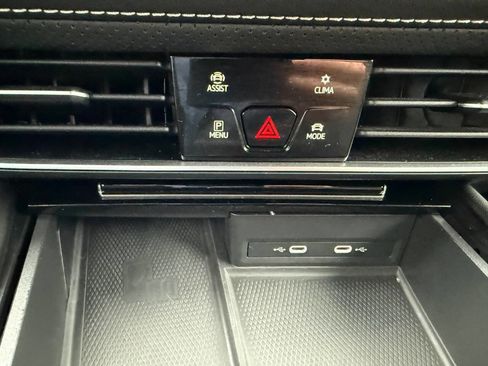 Used 2024 Volkswagen Atlas Cross Sport SE image 25