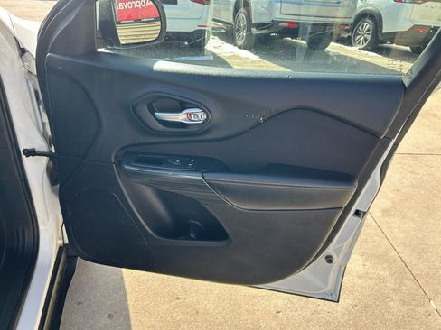 Used 2015 Jeep Cherokee Latitude image 16