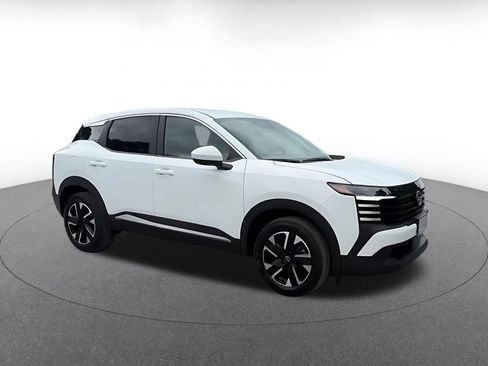 Used 2025 Nissan Kicks SV AWD/4WD image 2
