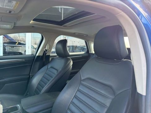 Used 2017 Ford Fusion SE w/ Fusion SE Technology Package image 9