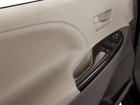Used 2012 Toyota Sienna LE FWD image 9