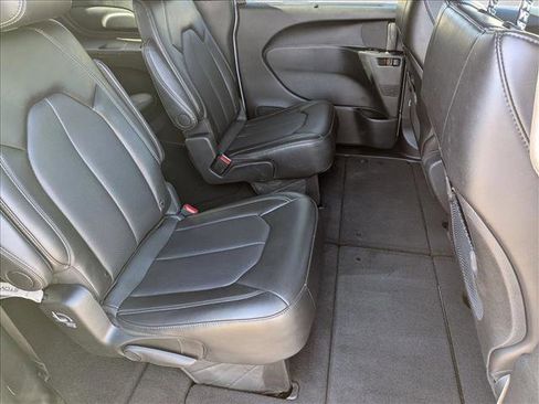 Used 2025 Chrysler Pacifica Select image 18