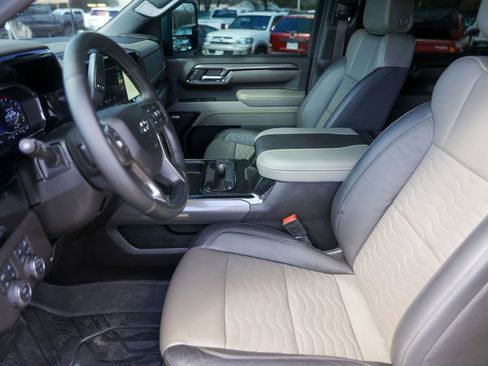 Used 2025 Chevrolet Silverado 2500 ZR2 w/ Technology Package image 12