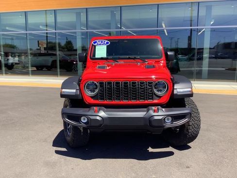 Used 2025 Jeep Wrangler Unlimited Rubicon w/ Convenience Group AWD/4WD image 4
