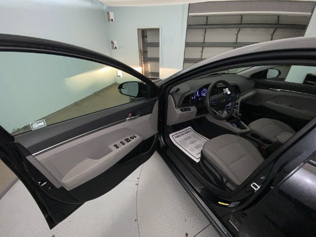 Used 2020 Hyundai Elantra SE FWD image 11